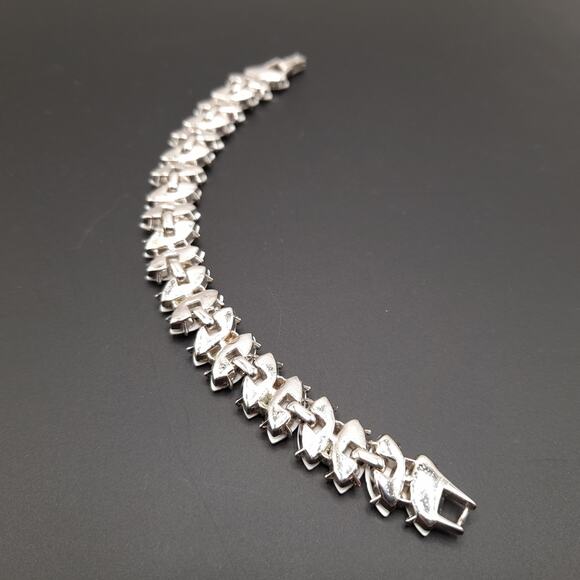 Vintage Crown Trifari White Milk Glass Link Bracelet, Silver Tone Jewelry, 7 In - Picture 5 of 9